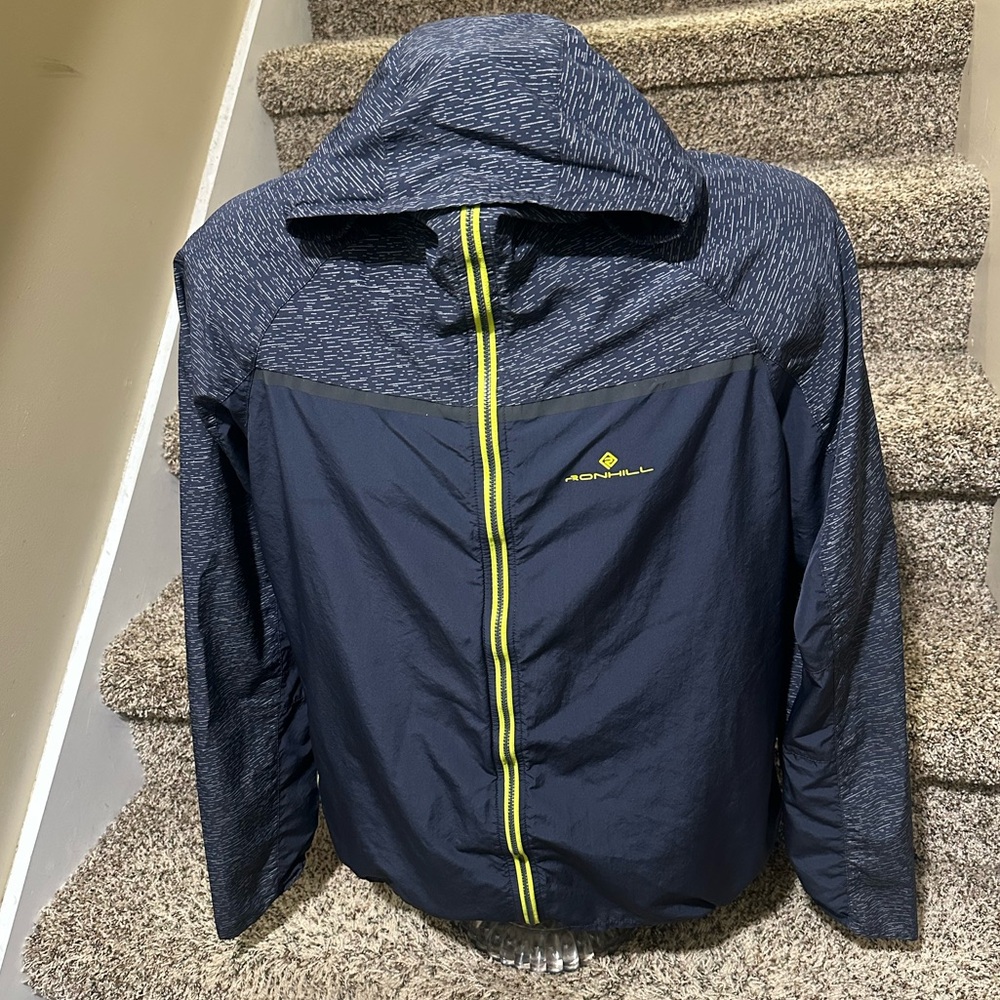 Performance *Ronhill* lightweight men’s athletic cycling running jacket - L